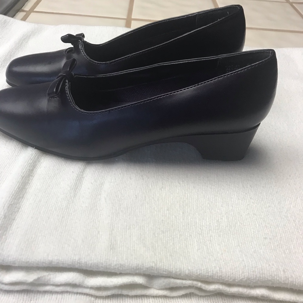 Shoe - Picture 3 of 4